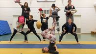 Sirkuskoulu Rohki Hyän kokeneempien oppilaiden ryhmäkuva.