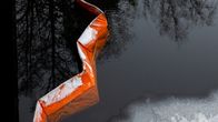 Puomi Villenkanavan sillan alla Vuohijärvellä öljyonnettomuuden seurauksena.