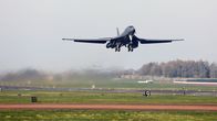 Yhdysvaltalainen B-1 Lancer -pommittaja nousee Fairfordin lentotukikohdasta Britanniassa.