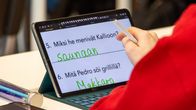 Kymenlaakson opiston opiskelija tekemässä tehtäviä suomen kielen tunnilla.