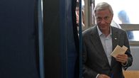 Jose Antonio Kast tulee ulos äänestyskopista äänestyslappu kädessään.
