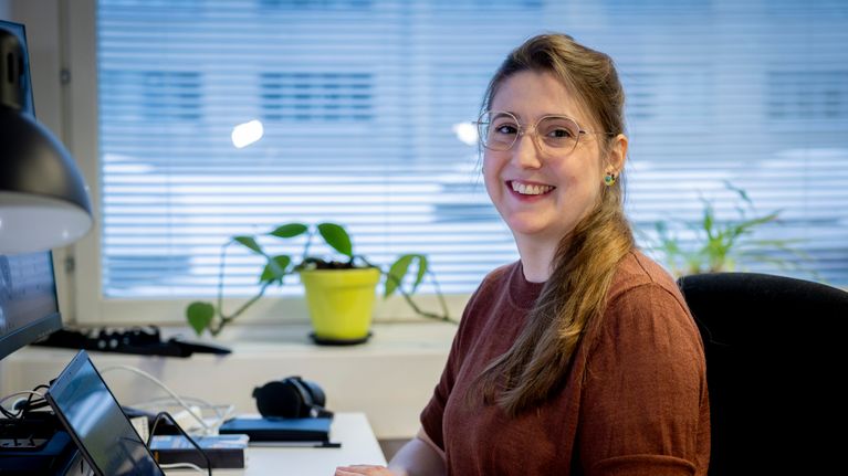 Monihelin toiminnanjohtaja Julie Breton Helsingin Sturenkadun toimitiloissa.