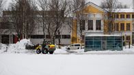 Lunta aurataan Mikkelin torilla.