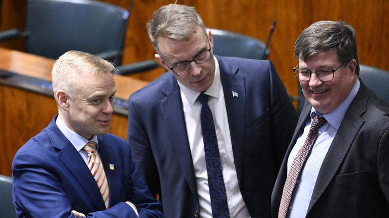 Kokoomuksen Timo Heinonen (vas.), Jukka Kopra ja Arto Satonen eduskunnan täysistunnossa.