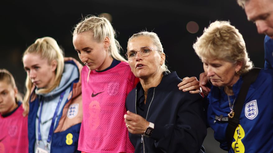 Sarina Wiegman puhuu Englannin pelaajille EM-kisojen aikana.