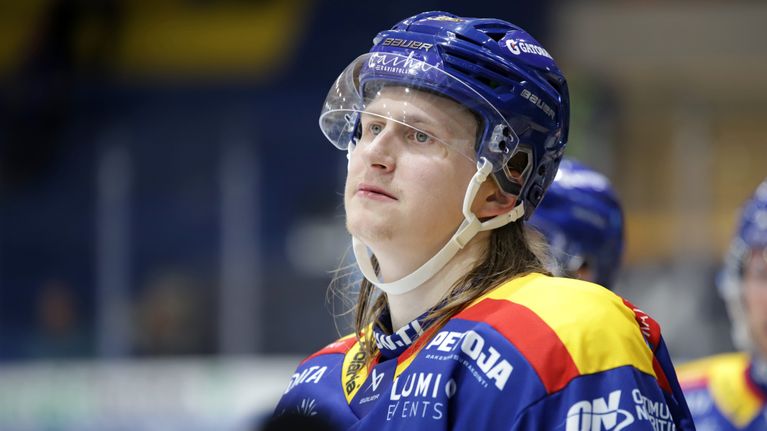 Alex Lintuniemi seuraa peliä vaihtoaitiossa.