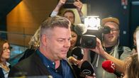 Jari Sillanpää Helsingin käräjäoikeudessa toimittajien piirittämänä.