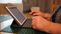 Rovaniemeläinen Kaisa Haavikko näppäilee tablettiaan.