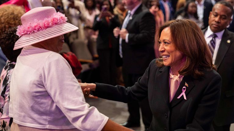 Kamala Harris och en dam i rosa hatt.
