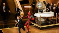 Conan O'Brien, Deadpool ja Dyyni-elokuvien hiekkamato esiintyvät lavalla Oscar-gaalassa.