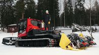 Jyväskylän kaupungin liikuntapaikanhoitaja Janne Lääti seisoo latukoneen päällä.