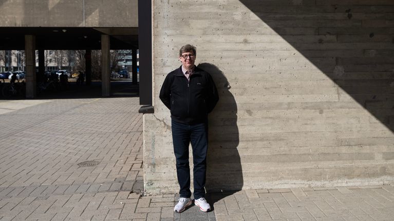  Timo Tapiainen on Pohjankartanon koulun, matematiikan opettaja ja oppikirjailija.  
