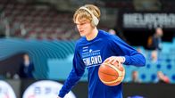 Miikka Muurinen pallon kanssa ennen välieräottelua Saksaa vastaan.