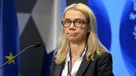 Titta Maja-Luoto jakkupuvussa mikrofonin edessä.