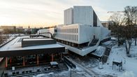 Finlandiahuset omgivet av snö.