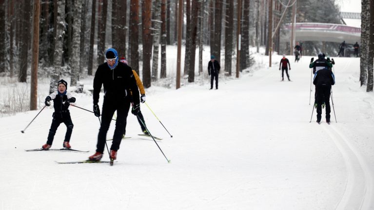 Hiihtäjiä Lahden ensilumenladulla. 