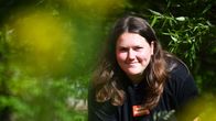 Släggkanstaren Silja Kosonen i sin trädgård, tittar in i kameran.