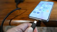 Henkilö kytkee USB-C-liittimen älypuhelimeen Helsingissä 27. joulukuuta 2024. 