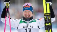 Kerttu Niskanen ler och håller upp armarna.