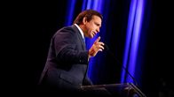 Floridan kuvernööri Ron DeSantis puhuu.