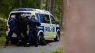 Poliisiammattikorkeakoulun poliisiopiskelijoiden rikospaikkaharjoitus. Kaksi poliisia pitävät kiinni kiinni otettua henkilöä poliisiautoa vasten.