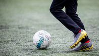 Jalkapallojuniori pelaamassa jalkapalloa.
