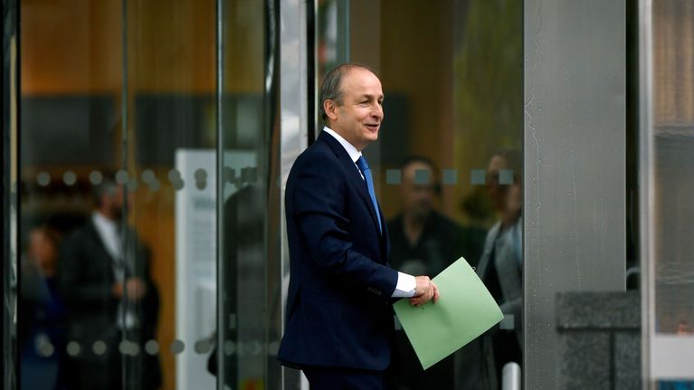 Micheal Martin papereita kädessään.