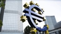 Sininen euron merkki ja keltaisia tähtiä veistoksessa Euroopan keskuspankin edessä Frankfurtissa.