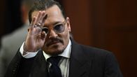 Johnny Depp heilauttaa kättään tervehdykseksi.