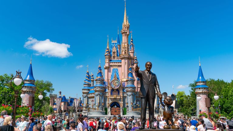 Disneyslottet i Orlando, i förgrunden en staty med Walt Disney.