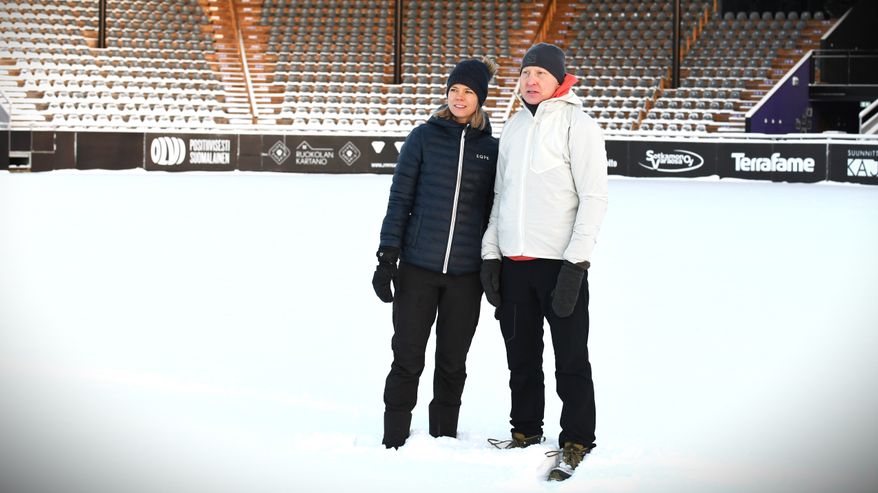 Orienteraren Mårten Boström med hustrun Matleena Boström står inne på Sotkamo stadion om vintern.