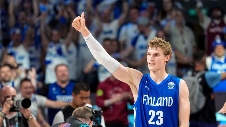 Lauri Markkanen nosti peukun pystyyn Serbia-voiton jälkeen.