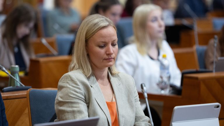 Helena Marttila Espoon kaupunnginvaltuuston kokouksessa. 