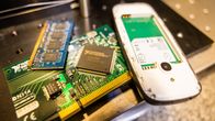 Futumine, kullan irrotus elektroniikasta, irrotus tapahtuu veden ja sähkön avulla, ei happoja,