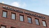 Helsingin hovioikeus -kyltti tiilirakennuksen katon rajassa lumisena päivänä.
