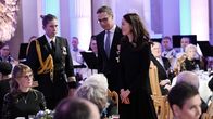 President Alexander Stubb och fru Suzanne Innes-Stubb bland sittande gäster vid bord. Presidentparet är båda klädda i mörkt och gästerna är till största delen gråhåriga.