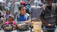 Palestiinalaisia jonottamassa ruokaa.
