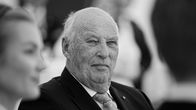 Norjan kuningas Harald V mustavalkoisessa kuvassa.