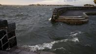Aallot kuohuvat Kaivopuiston rannan kiviportaille.