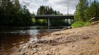 Löytöpaikka Suojoen rannalla, taustalla näkyy silta.