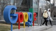 Google-skylt i Kina. Människor utanför Googles kontor i Peking.