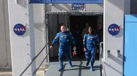 Astronautit kävelevät nasan tiloissa.