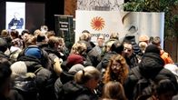 Suuri joukko ihmisiä Lahden kaupungintalon sisäpihalla järjestettävässä työllisyystapahtumassa.