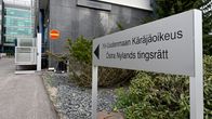 Itä-Uudenmaan Käräjäoikeus -kyltti rakennuksen pihalla.