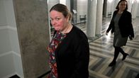 Krista Kiuru ja Mia Laiho kävelee eduskunnan käytävällä.