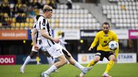 Vilmer Rönnberg från VPS passar bollen. 