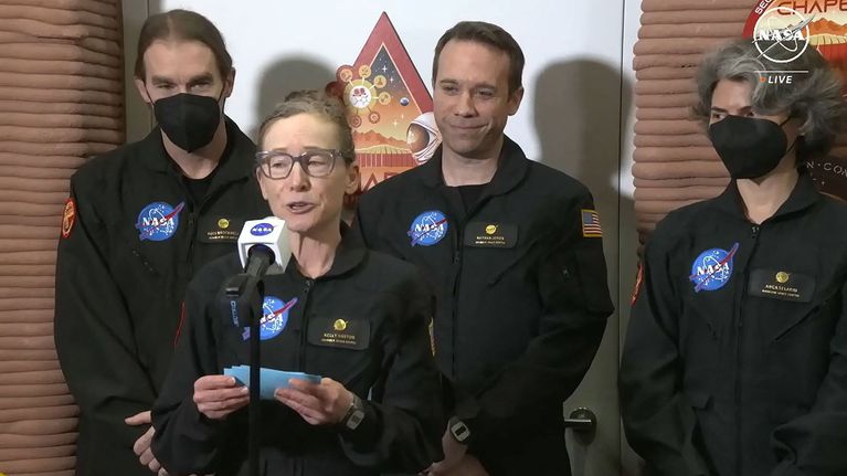 Mars-simulaattorista ulos astuneet tutkijat kertovat kokemuksistaan mikrofonin edessä.