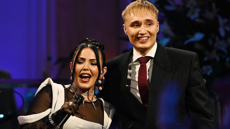 Miriam Bryant ja Isaac Elliot esiintyvät.