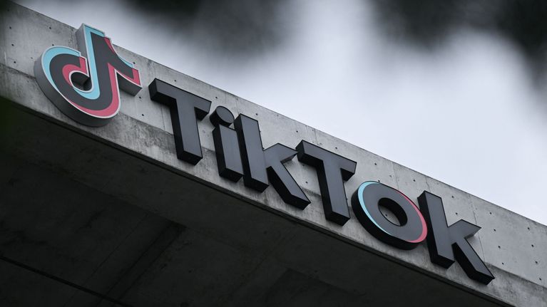 Tiktokin logo yhtiön toimistolla Kaliforniassa Yhdysvalloissa.
