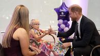 Prinssi Harry vierailee  vaikeasti sairaan lapsen luona Britanniassa. Kuvassa he näyttävät peukkua toisilleen.